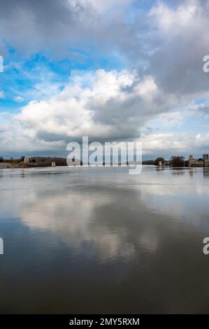 Arles, Provence, Frankreich, 1 1 2023 - Blick über die Rhone und das Ufer des Dorfes mit historischen Gebäuden Stockfoto