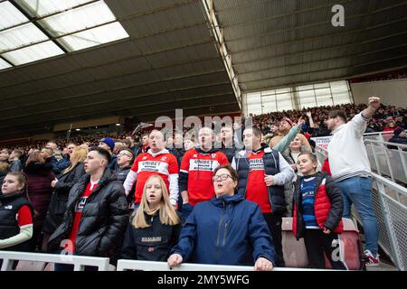 Middlesbrough, Großbritannien. 04. Februar 2023. Fans von Middlesbrough während des Sky Bet Championship-Spiels Middlesbrough vs Blackpool im Riverside Stadium, Middlesbrough, Großbritannien, 4. Februar 2023 (Foto von Ben Early/News Images) in Middlesbrough, Großbritannien, am 2./4. Februar 2023. (Foto: Ben Early/News Images/Sipa USA) Guthaben: SIPA USA/Alamy Live News Stockfoto