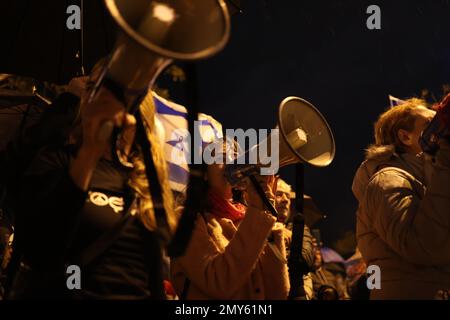 Tel Aviv, Israel. 04. Februar 2023. Israelis beteiligen sich an einem Protest gegen die neue rechte Regierung und anstehende Reformen. Kredit: Ilia Yefimovich/dpa/Alamy Live News Stockfoto