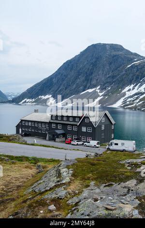 Ein wunderschöner Blick auf ein Resort Gebäude in einem Geiranger Fjord Dalsnibba Berg bedeckt mit Schnee Stockfoto