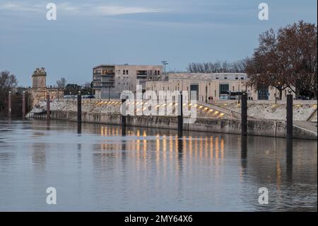 Arles, Provence, Frankreich, 1 1 2023 - Blick über die Rhone und die Altstadt bei Nacht Stockfoto