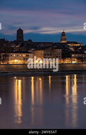 Arles, Provence, Frankreich, 1 1 2023 - Blick über die Rhone und die Altstadt bei Nacht Stockfoto