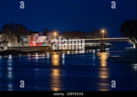 Arles, Provence, Frankreich, 1 1 2023 - Blick über die Brücke und die Altstadt während der Blue Hour Stockfoto