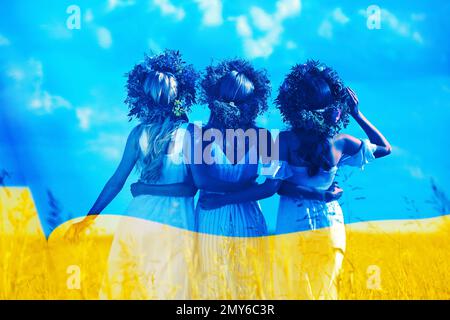 Doppelte Exposition von schönen Frauen mit Blumenkränzen im Freien und ukrainischer Flagge Stockfoto