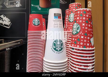 Avranches, Frankreich - Januar 25 2023: Stapel Starbucks Pappkartons an einem Kaffeestand einer Autobahnservicestelle. Stockfoto