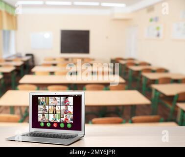 Fernunterricht während Quarantäne und Abriegelung durch Covid-19-Pandemie. Ein modernes Notebook, auf dem der Online-Unterricht im Klassenzimmer angezeigt wird Stockfoto