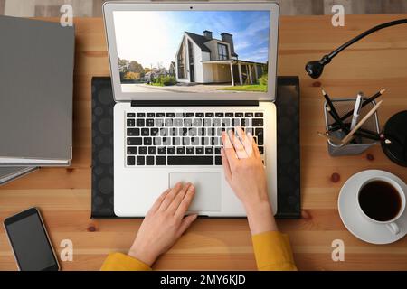Geschäftsfrau oder Immobilienmaklerin, die sich online ein Immobilienportfolio ansieht, Draufsicht Stockfoto