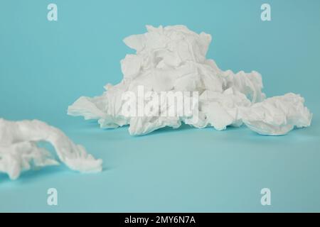 Gebrauchte Papiertücher auf hellblauem Hintergrund, Nahaufnahme Stockfoto