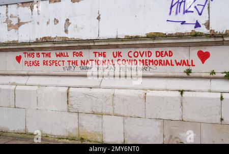London, England, Großbritannien. 4. Februar 2023. Ein Teil der National Covid Memorial Wall, die als Kindermauer gedacht ist, wurde mit scheinbar kovid-leugnalen Graffiti verwüstet. Die Gedenkmauer am Südufer gegenüber den Houses of Parliament enthält über 150.000 rote Herzen, gemalt von Freiwilligen, eines für jedes Leben, das durch das Coronavirus verloren wurde. (Kreditbild: © Vuk Valcic/ZUMA Press Wire) NUR REDAKTIONELLE VERWENDUNG! Nicht für den kommerziellen GEBRAUCH! Kredit: ZUMA Press, Inc./Alamy Live News Stockfoto