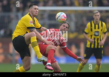 DORTMUND - (l-r) Niklas Sule von Borussia Dortmund, Lucas Holer von SC Freiburg während des Bundesliga-Spiels zwischen Borussia Dortmund und SC Freiburg am Signal Iduna Park am 4. Februar 2023 in Dortmund. AP | niederländische Höhe | GERRIT VON KÖLN Stockfoto