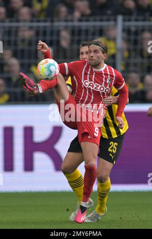 DORTMUND - (lr) Lucas Holer von SC Freiburg, Niklas Sule von Borussia Dortmund während des Bundesliga-Spiels zwischen Borussia Dortmund und SC Freiburg am Signal Iduna Park am 4. Februar 2023 in Dortmund. AP | niederländische Höhe | GERRIT VON KÖLN Stockfoto