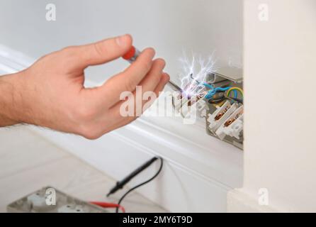 Elektriker erhält Stromschlag während der Arbeit, Nahaufnahme Stockfoto