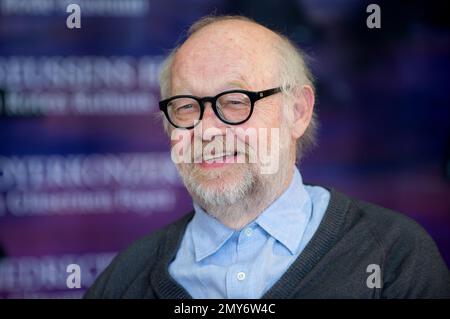 Berlin, Deutschland. 27. April 2015. Der damalige künstlerische Regisseur Jürgen Flimm gibt auf der jährlichen Pressekonferenz der Berliner Staatsoper am 27. April 2015 in Berlin einen Vorgeschmack auf die kommende Saison. Der Regisseur und künstlerische Direktor Jürgen Flimm ist tot. Kredit: Picture Alliance/dpa/Alamy Live News Stockfoto