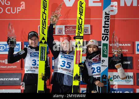 Willingen, Deutschland. 04. Februar 2023. Skispringen, Skispringen: Weltmeisterschaft, großer Hügel, Frauen. Katharina Althaus (M) aus Deutschland jubelt nach ihrem Sieg auf dem Podium neben der zweitplatzierten Ema Klinec (l) aus Slowenien und der drittplatzierten Sara Takanashi (r) aus Japan. Kredit: Swen Pförtner/dpa/Alamy Live News Stockfoto