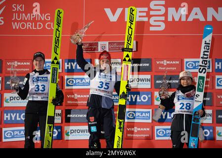 Willingen, Deutschland. 04. Februar 2023. Skispringen, Skispringen: Weltmeisterschaft, großer Hügel, Frauen. Katharina Althaus (M) aus Deutschland jubelt nach ihrem Sieg auf dem Podium neben der zweitplatzierten Ema Klinec (l) aus Slowenien und der drittplatzierten Sara Takanashi (r) aus Japan. Kredit: Swen Pförtner/dpa/Alamy Live News Stockfoto