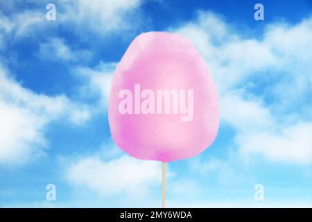 Rosafarbene Zuckerwatte am blauen Himmel mit Wolken Stockfoto