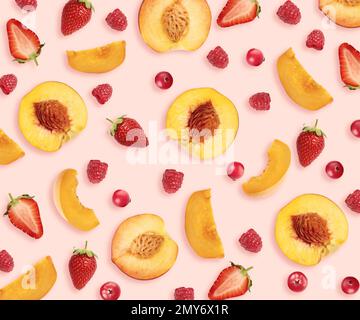 Grundriss mit Pfirsichen, Erdbeeren, Cranberries und Himbeeren auf blassrosa Hintergrund, Draufsicht Stockfoto