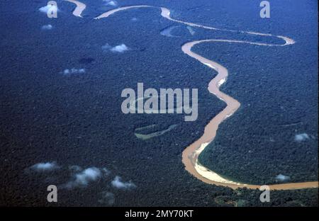 Der Fluss Tambopata im Amazonasbecken von Peru ist ein wichtiger Nebenfluss des Flusses Madre de Dios und des Amazonas. Dredgen aus dem Goldbergbau vergiften den Fluss mit Quecksilber und verursachen eine massive Siltation, die Fische und andere Wassertiere tötet. Stockfoto