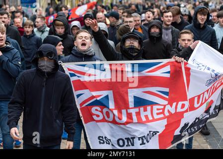 Southend Utd Fußballfans singen gegen Ron Martin. Demonstranten versammelten sich in der High Street, bevor sie zum Roots Hall-Gelände des Clubs marschierten Stockfoto