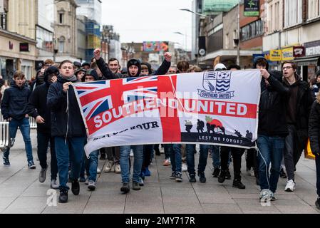 Southend Utd Fußballfans singen gegen Ron Martin. Demonstranten versammelten sich in der High Street, bevor sie zum Roots Hall-Gelände des Clubs marschierten Stockfoto