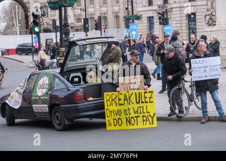 London, Großbritannien. Februar 4 2023. Eine kleine Gruppe stand am Trafalgar Square und protestierte gegen die Ultra Low Emission Zone in London, die eine Tagesgebühr für das Fahren umweltfreundlicherer Fahrzeuge in der Londoner Innenstadt verlangt. Ursprünglich geplant unter Boris Johnson und von Sadiq Khan eingebracht, um Todesfälle und Krankheiten durch hohe Luftverschmutzung in London zu reduzieren, soll es Ende August auf alle Londoner Stadtteile erweitert werden. Peter Marshall/Alamy Live News Stockfoto