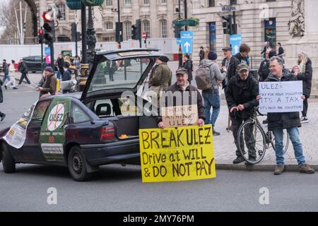 London, Großbritannien. Februar 4 2023. Eine kleine Gruppe stand am Trafalgar Square und protestierte gegen die Ultra Low Emission Zone in London, die eine Tagesgebühr für das Fahren umweltfreundlicherer Fahrzeuge in der Londoner Innenstadt verlangt. Ursprünglich geplant unter Boris Johnson und von Sadiq Khan eingebracht, um Todesfälle und Krankheiten durch hohe Luftverschmutzung in London zu reduzieren, soll es Ende August auf alle Londoner Stadtteile erweitert werden. Peter Marshall/Alamy Live News Stockfoto