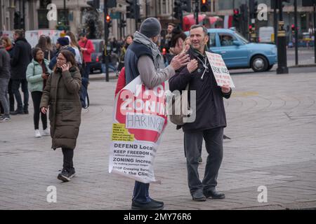 London, Großbritannien. Februar 4 2023. Eine kleine Gruppe stand am Trafalgar Square und protestierte gegen die Ultra Low Emission Zone in London, die eine Tagesgebühr für das Fahren umweltfreundlicherer Fahrzeuge in der Londoner Innenstadt verlangt. Ursprünglich geplant unter Boris Johnson und von Sadiq Khan eingebracht, um Todesfälle und Krankheiten durch hohe Luftverschmutzung in London zu reduzieren, soll es Ende August auf alle Londoner Stadtteile erweitert werden. Peter Marshall/Alamy Live News Stockfoto