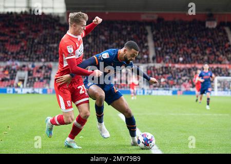 Middlesbrough, Großbritannien. 4. Februar 2023 Middlesbroughs Marcus Forss fordert gemeinsam mit Blackpools Charlie Goode während des Sky Bet Championship-Spiels zwischen Middlesbrough und Blackpool im Riverside Stadium in Middlesbrough am Samstag, den 4. Februar 2023. (Foto: Trevor Wilkinson | MI News) Kredit: MI News & Sport /Alamy Live News Stockfoto