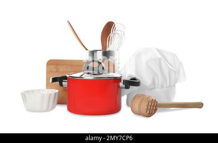 Set mit verschiedenen Kochutensilien und Chefhut auf weißem Hintergrund Stockfoto