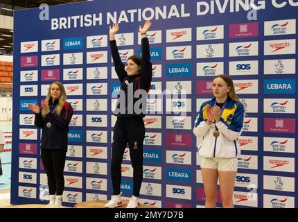 Andrea Spendolini Sirieix (Mitte), Gewinnerin der Goldmedaille mit Robyn Birch (links), Silbergewinnerin und Lois Toulson (rechts), Bronzespielerin, während des Vorbereitungstages der Women’s Platform am dritten Tag des British National Diving Cup im Royal Commonwealth Pool in Edinburgh. Foto: Samstag, 4. Februar 2023. Stockfoto