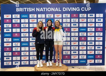 Andrea Spendolini Sirieix (Mitte), Gewinnerin der Goldmedaille mit Robyn Birch (links), Silbergewinnerin und Lois Toulson (rechts), Bronzespielerin bei der Vorbereitungsrunde der Women's Platform am dritten Tag des britischen National Diving Cup im Royal Commonwealth Pool in Edinburgh. Foto: Samstag, 4. Februar 2023. Stockfoto