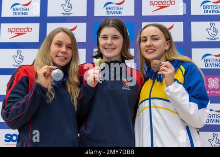 Andrea Spendolini Sirieix (Mitte), Gewinnerin der Goldmedaille mit Robyn Birch (links), Silbergewinnerin und Lois Toulson (rechts), Bronzespielerin bei der Vorbereitungsrunde der Women's Platform am dritten Tag des britischen National Diving Cup im Royal Commonwealth Pool in Edinburgh. Foto: Samstag, 4. Februar 2023. Stockfoto