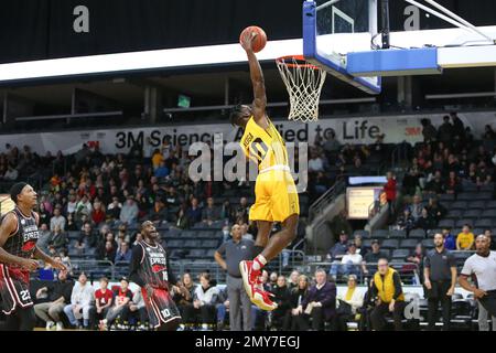 Februar 1 2023, London Ontario Kanada, die Windsor Spitfire besiegen den London Lightning 105-104. Mike Nuga (10) vom London Lightning. Luke Durda/Alamy Stockfoto