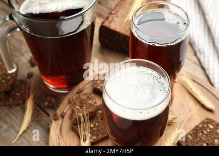 Köstlicher Kavass, Brot und Spikes auf einem Holztisch Stockfoto