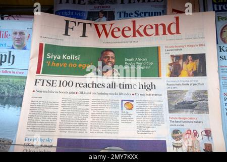 „FTSE 100 erreicht alle Zeiten hoch“, „FTWeekend FT Financial Times“, Schlagzeile des Unternehmens am 5. Februar 2023 in London, Großbritannien Stockfoto