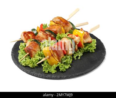 Köstliche Hähnchen-Shish-Kebabs mit Gemüse auf weißem Hintergrund Stockfoto