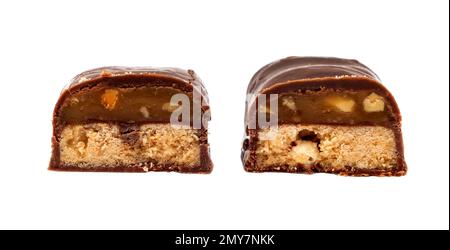 Der Schokoriegel ist zerbrochen. Süßigkeiten mit Milchfüllung Stockfoto