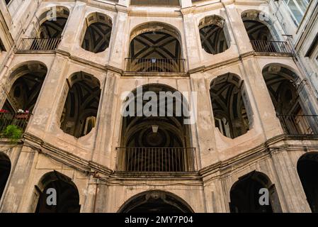 Die barocke Treppe des Palazzo Sanfelice im Stadtteil Sanita Neapel, Italien Stockfoto