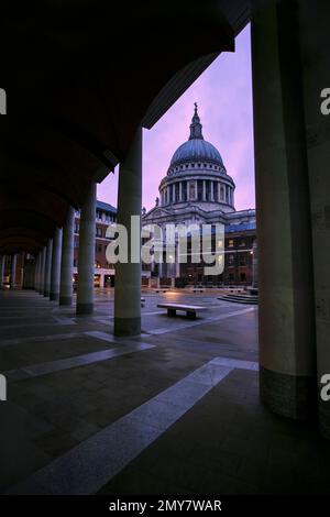 Die St Paul Cathedral in London bildet den Rahmen mit Säulen vom Paternoster Square, London Stockfoto