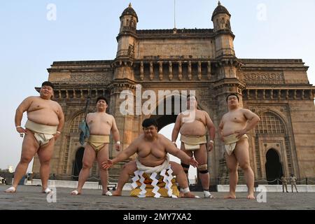 Mumbai, Indien. 03. Februar 2023. Japanische Sumo-Ringer posieren für ein Foto vor dem Gateway of India bei der Unterzeichnung der Memorandom of Understanding (MOU) zwischen Maharashtra und der Präfektur Wakayama, Japan in Mumbai. Japanisches Sumo-Ringen und Kushti (traditionelles Ringen) waren die besondere Attraktion bei der Veranstaltung am Gateway of India in Mumbai. (Foto: Ashish Vaishnav/SOPA Images/Sipa USA) Guthaben: SIPA USA/Alamy Live News Stockfoto