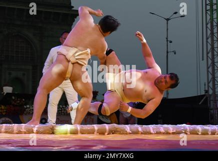Mumbai, Indien. 03. Februar 2023. Japanische Sumo-Ringer demonstrieren einen Ringkampf bei der Unterzeichnung der Memorandom of Understanding (MOU) zwischen Maharashtra und der Präfektur Wakayama, Japan, in Mumbai. Japanisches Sumo-Ringen und Kushti (traditionelles Ringen) waren die besondere Attraktion bei der Veranstaltung am Gateway of India in Mumbai. (Foto: Ashish Vaishnav/SOPA Images/Sipa USA) Guthaben: SIPA USA/Alamy Live News Stockfoto
