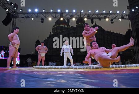 Mumbai, Indien. 03. Februar 2023. Japanische Sumo-Ringer demonstrieren einen Ringkampf bei der Unterzeichnung der Memorandom of Understanding (MOU) zwischen Maharashtra und der Präfektur Wakayama, Japan, in Mumbai. Japanisches Sumo-Ringen und Kushti (traditionelles Ringen) waren die besondere Attraktion bei der Veranstaltung am Gateway of India in Mumbai. (Foto: Ashish Vaishnav/SOPA Images/Sipa USA) Guthaben: SIPA USA/Alamy Live News Stockfoto