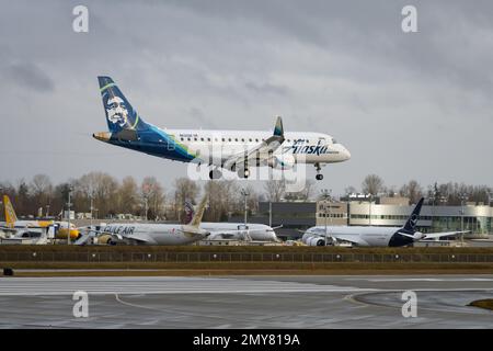 Everett, WA, USA - 3. Februar 2023; Alaska Airlines Embraer ERJ 170-200 Jet Landing am Everett Paine Field mit West Coast Regional Jet Service Stockfoto