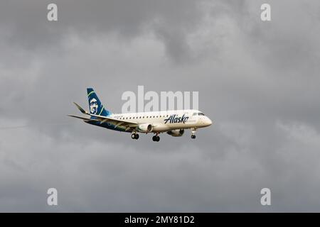 Everett, WA, USA - 3. Februar 2023; Alaska Airlines Embraer ERJ 170-200 Jet on final Stormy Weather Approach Isolated Against Clouds Stockfoto