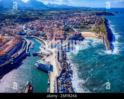 Luftaufnahme von Llanes in Asturien, Spanien. Stockfoto