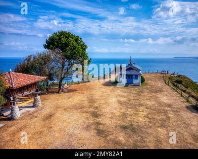 Horreo in Cadavedo, Golf von Biskaya, Asturien, Camino del Norte, der Küstenweg des Heiligen Jakobus, Pilgerweg entlang der Nordküste Spaniens Stockfoto