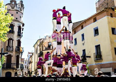 Igualada, Barcelona; 28. April 2019: Castelleras Days of Barcelona. 24. Jahre Moixiganguers-Gruppe aus Igualada, die einen menschlichen Turm baute Stockfoto