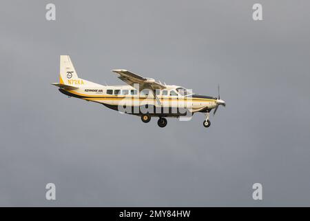 Everett, WA, USA - 3. Februar 2023; Kenmore Air Express Cessna starrer einmotoriger Flieger landet in moderaten Turbulenzen Stockfoto