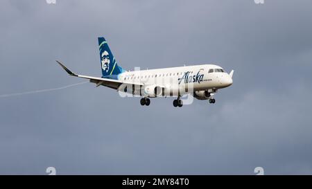 Everett, WA, USA - 3. Februar 2023; Alaska Airlines Embraer ERJ 170-200 Jet auf Landeanflug bei Sturmwetter Stockfoto