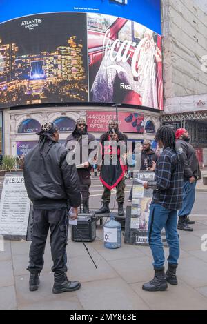 London, Großbritannien. 4. Februar 2023 Mitglieder der ISUPK predigen im Piccadilly Circus. Sie sind Mitglieder einer in den USA ansässigen schwarzen, supramakistischen, extremen religiösen Sekte und lesen Texte aus der König-James-Version der Bibel, die sie behaupten, dass Schwarze aus der Karibik zusammen mit den Indianern in Nord- und Südamerika Nachkommen der zwölf Stämme Israels sind. Die israelische Schule für universelles praktisches Wissen ist eine von mehreren ähnlichen schwarz-hebräischen israelischen Sekten. Peter Marshall/Alamy Live News Stockfoto